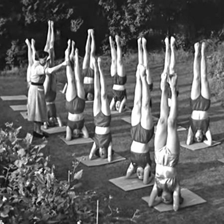 100 Years Of Yoga Through Amazing Vintage Photos (Featuring Woodstock And  Marilyn Monroe)