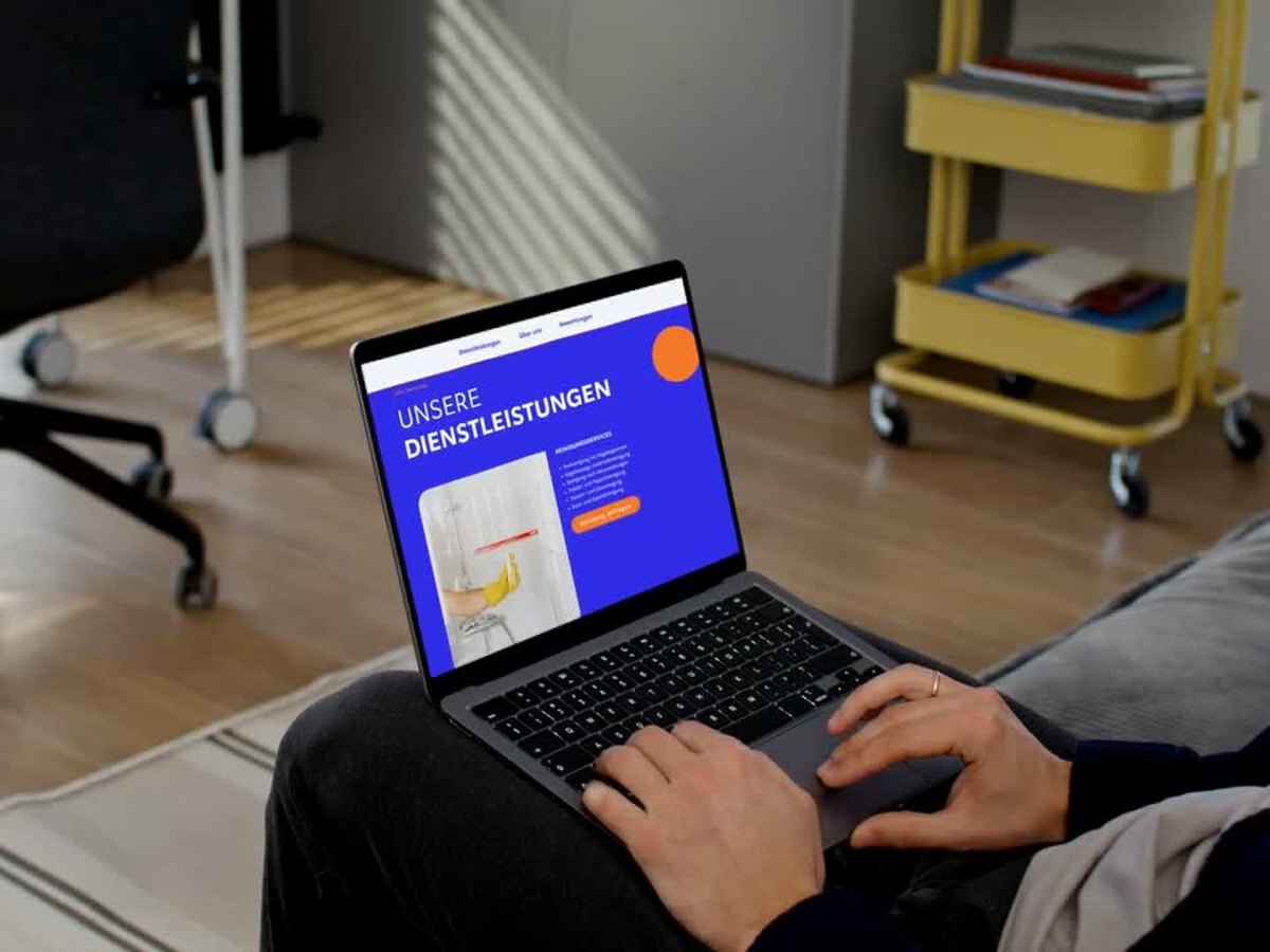 Website Haushelfer & Reinigungsservice auf Laptop