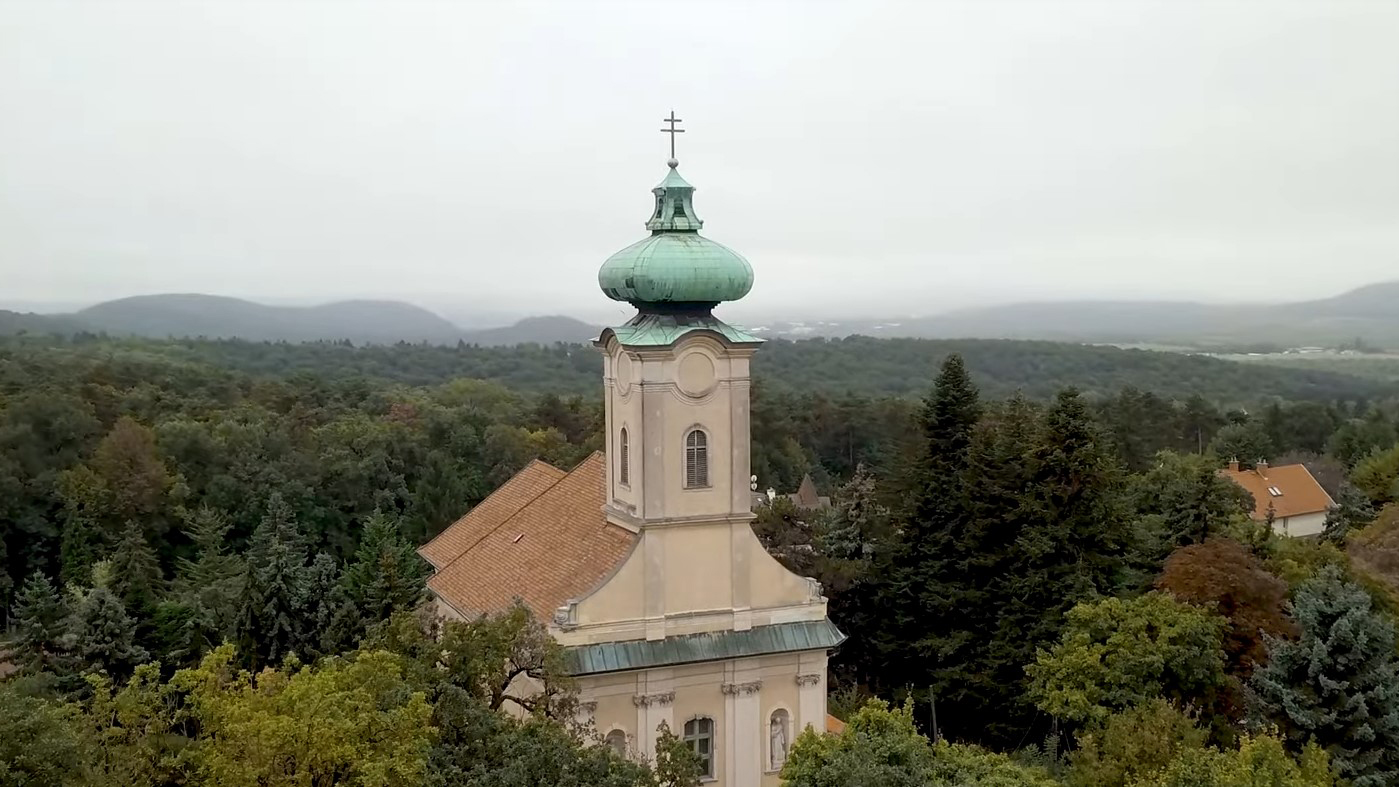 Drónos felvétel a templomról, a szertartás helyszínéről