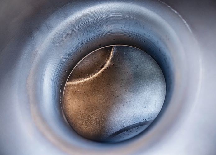 Innenansicht einer Handpan in Blau- und Bronzetönen
