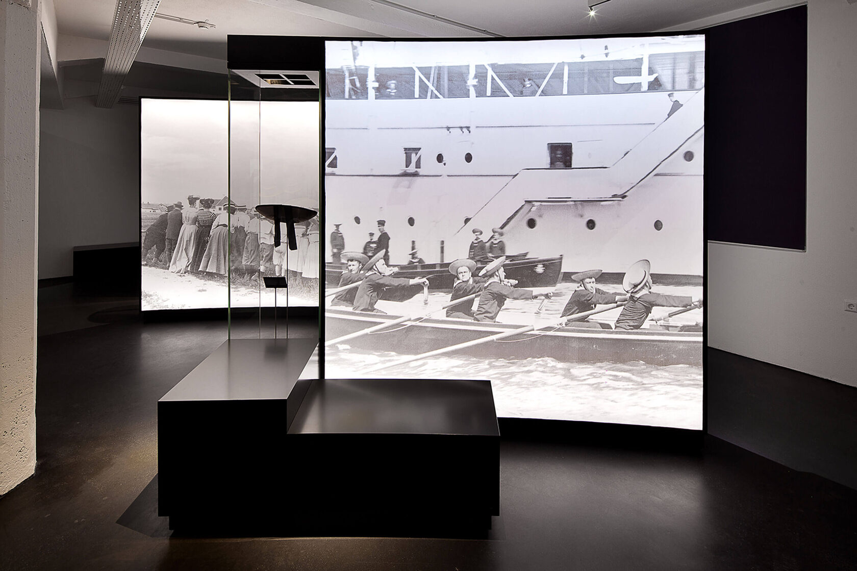 Custom Display Cases Lindenberg – Precision with Projection