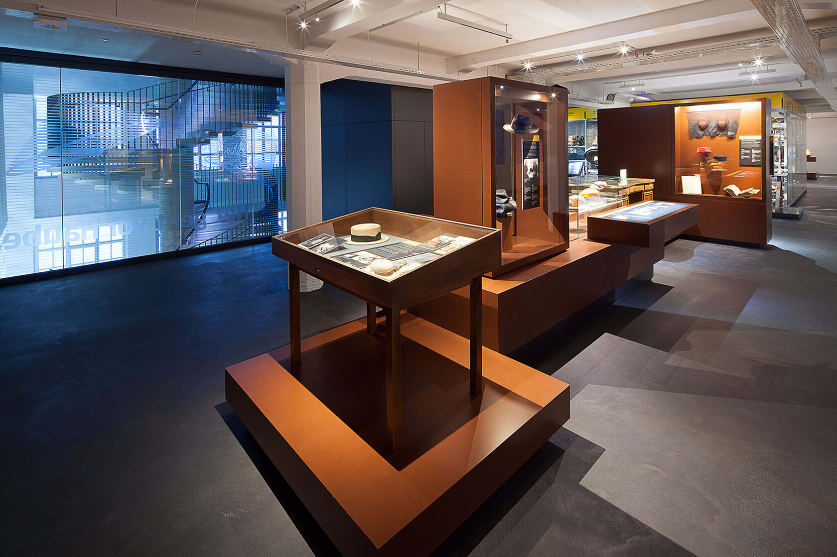 Custom Display Cases Lindenberg – Precision with Projection