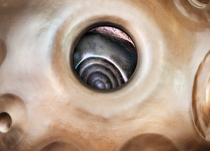 Blick in das Innere einer Handpan mit spiralförmiger Metallstruktur