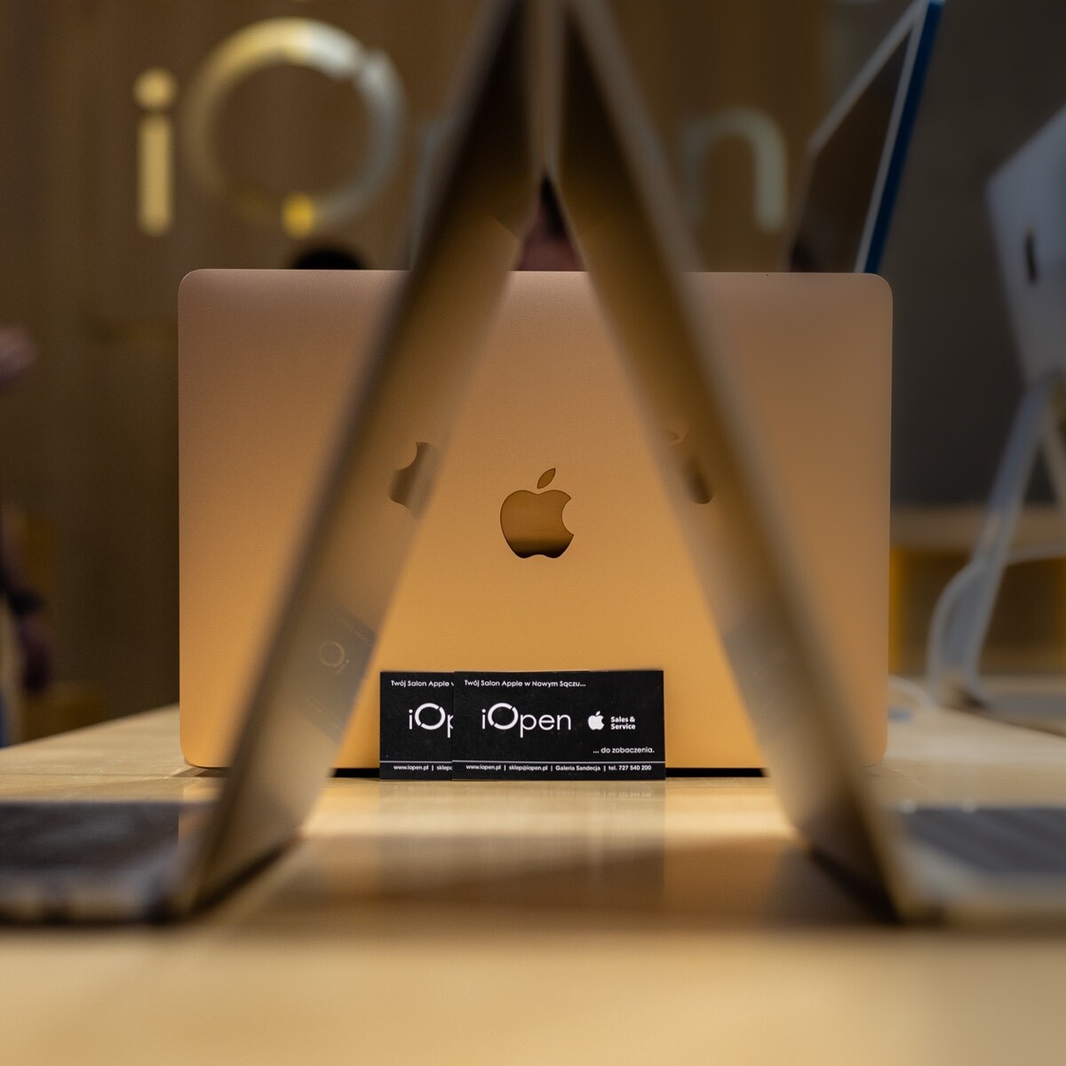 Komputer Apple i materiały marki iOpen w salonie
