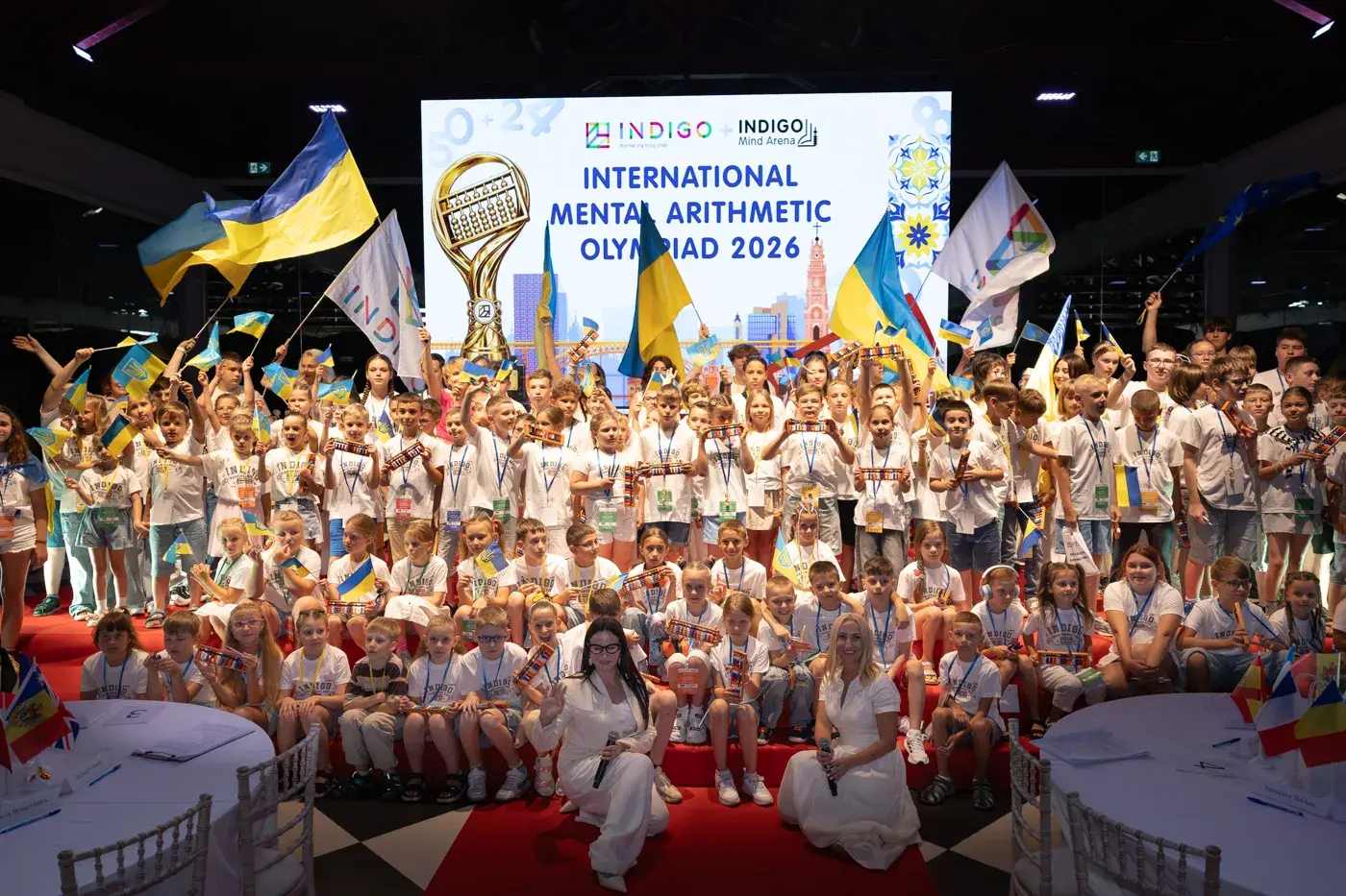 Учасники олімпіади з українськими прапорами на спільному фото · 2026 · Порту, Португалія