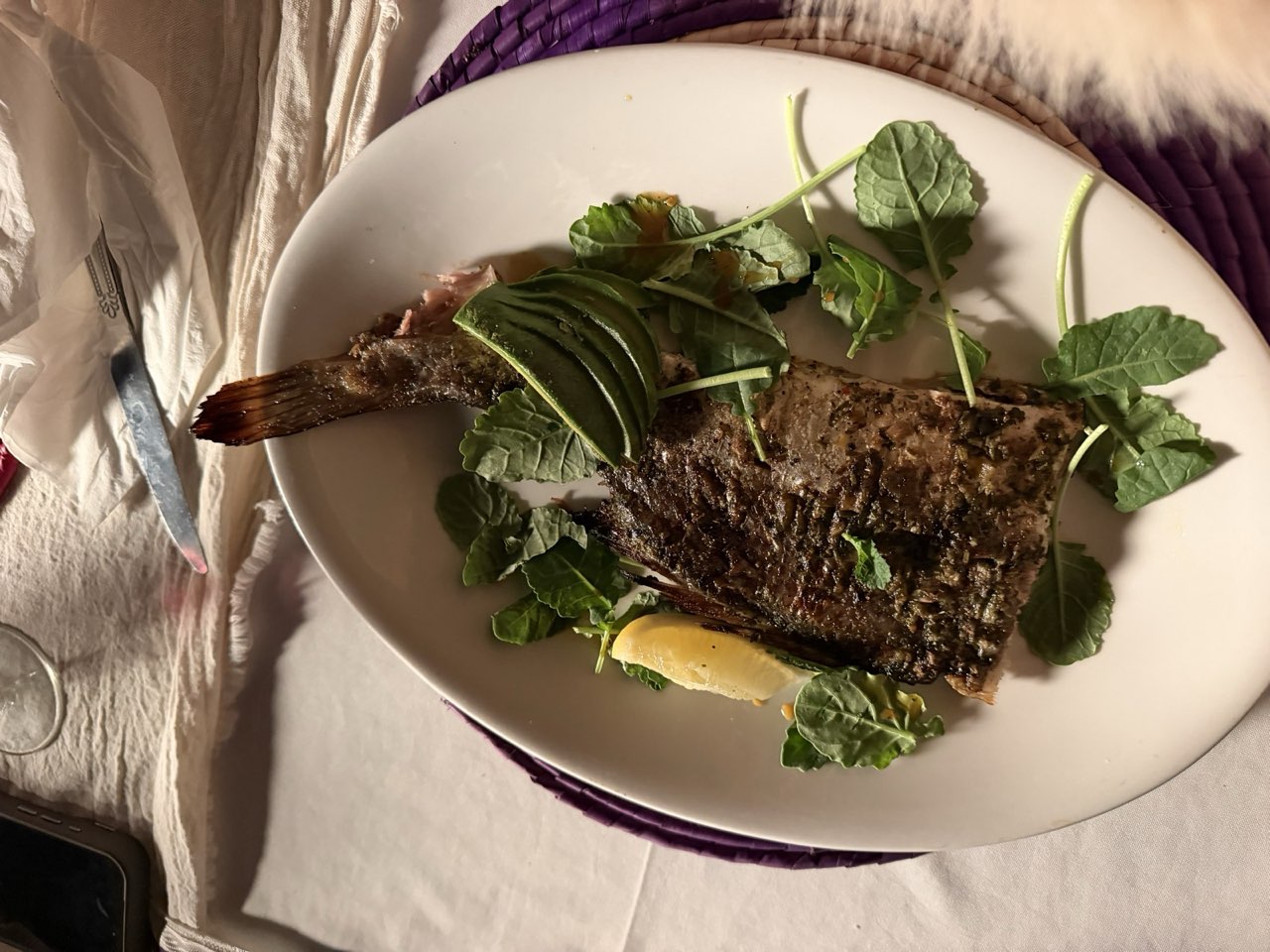 Plato del chef sobre mantel de colores