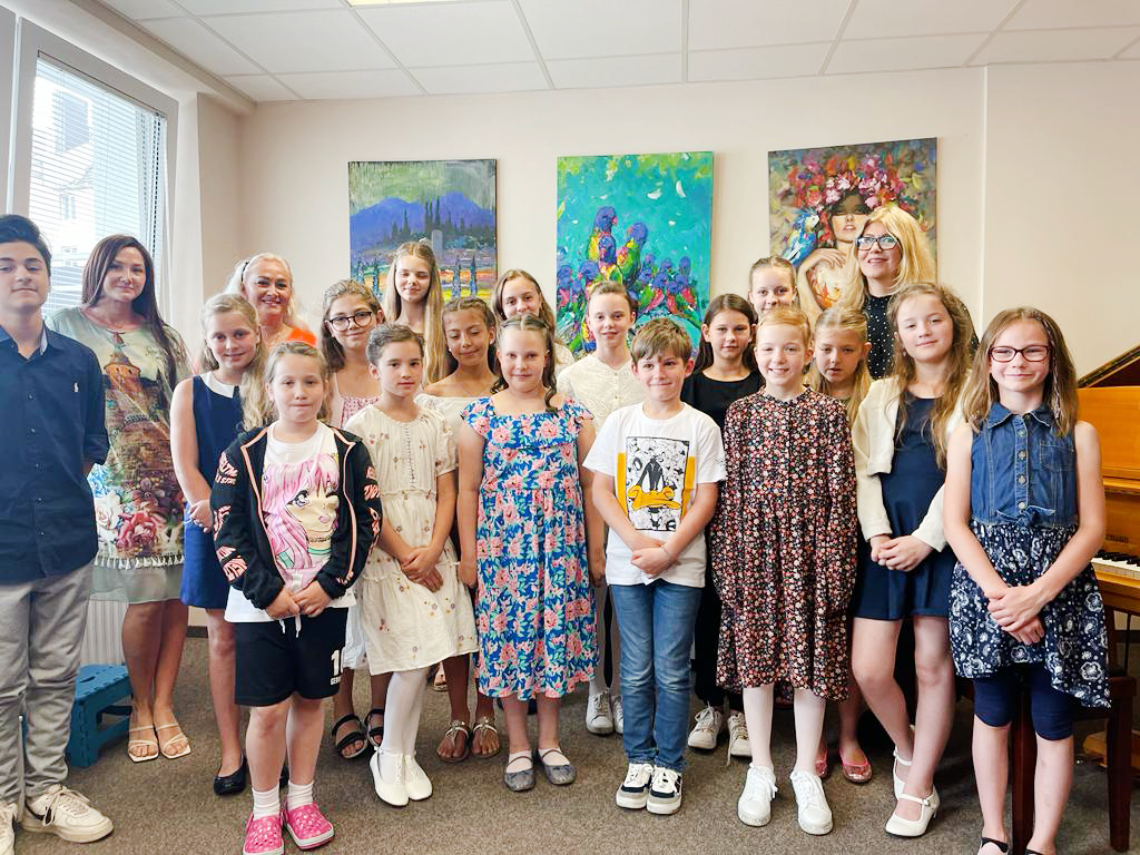 Kinder des Musikateliers Aachen vor bunten Kunstwerken
