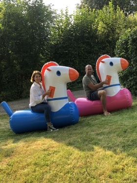 photo de deux participants prenant la pause sur les chevaux gonflables durant l'épreuve des chevaux gonflables pour l'activité olympiade organisé par level up event pour un team building à Paris