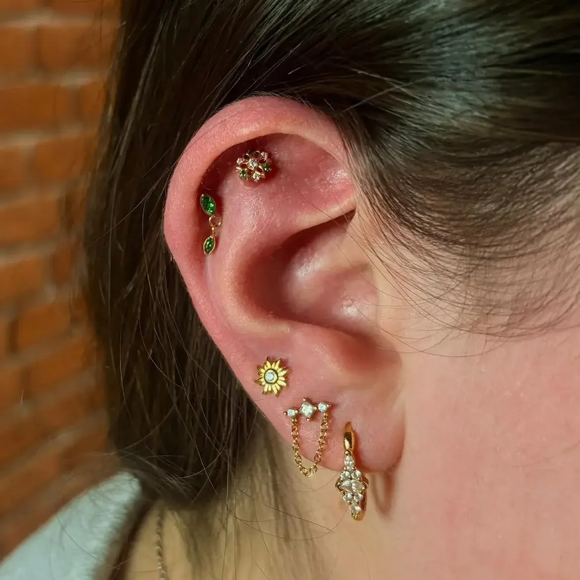 Composition de piercings d'oreille avec bijoux, réalisée par Camille chez Ino-Ink