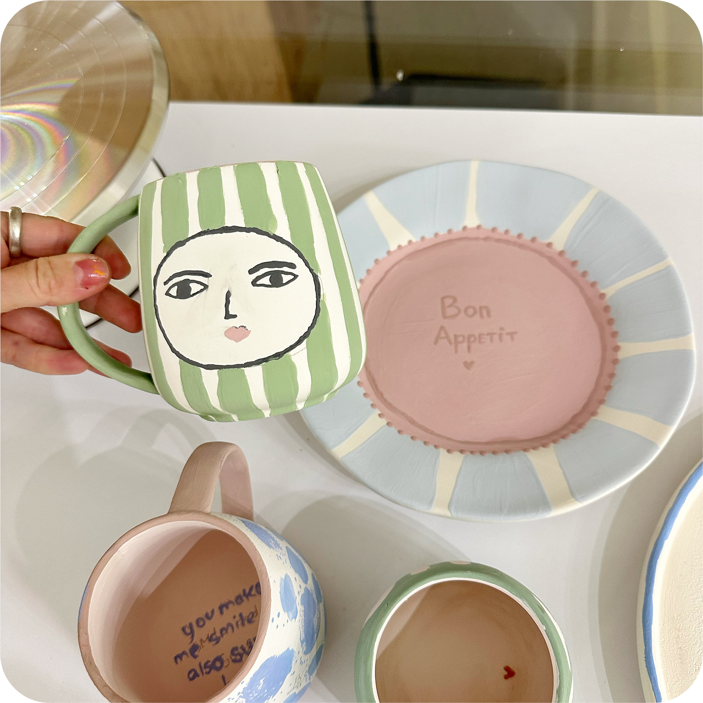 Ręcznie pomalowane kubki i talerz w Create Cafe