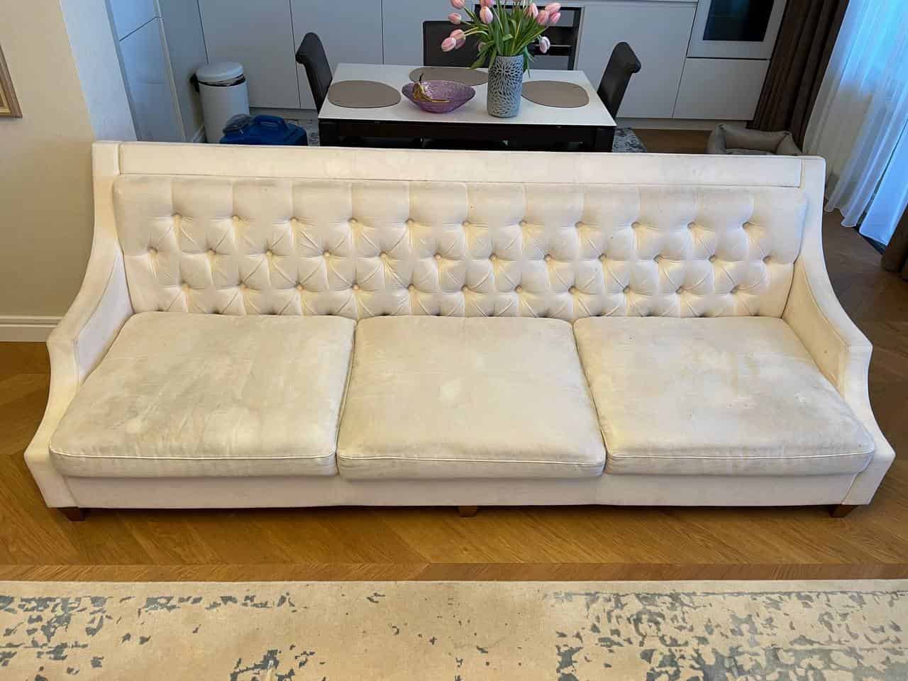 Sofa – Fleckenentfernung – vor der Polsterreinigung in Frankfurt