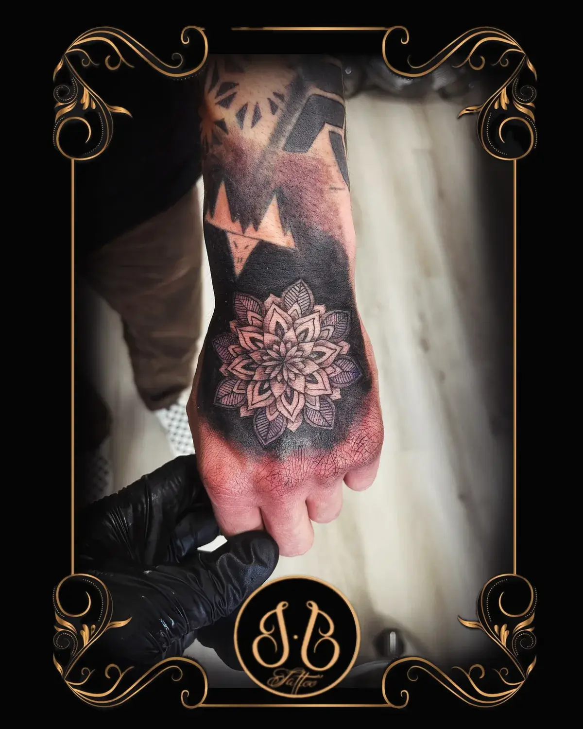 Tatouage mandala et blackwork sur la main, réalisé par Sébastien chez Ino-Ink