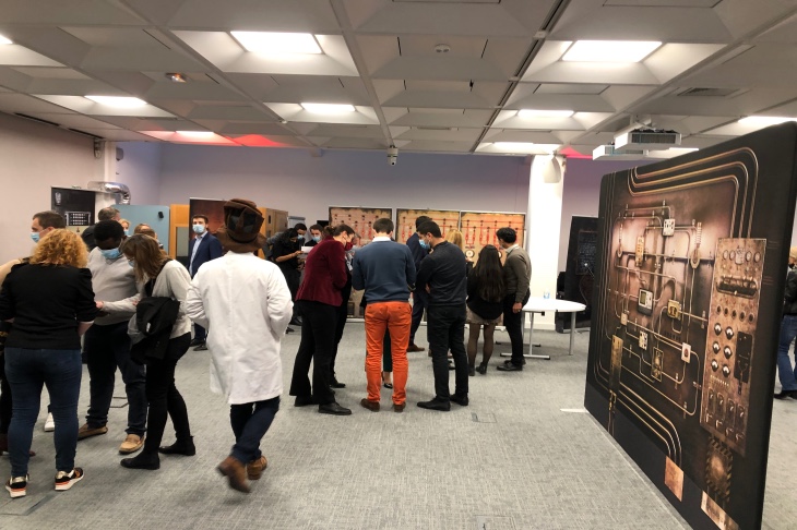 photo de groupe lors de l'animation Escape Game, prise lors d'un team building d'entreprise organisée par Level Up Event agence événementielle disponible dans toute l'ile de france