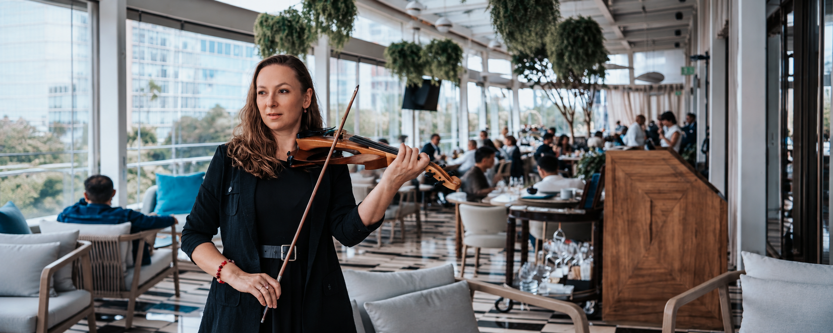 Polina performing live violin at an elegant wedding in Mexico