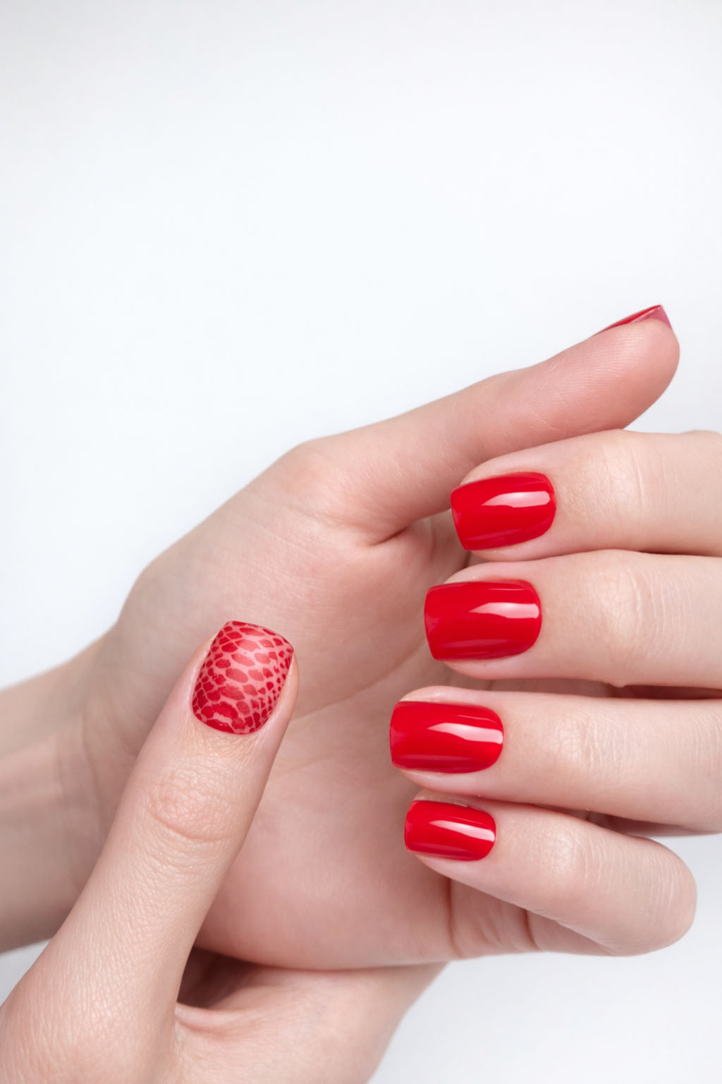 Manichiură de lux cu gel la OLOLO Nails, Sector 1 București, tratamente profesionale pentru unghii frumoase