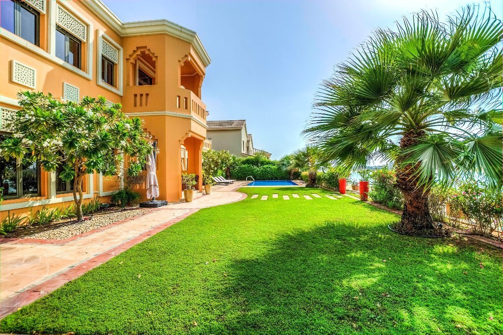 Palm Villa II — villa exterior and garden
