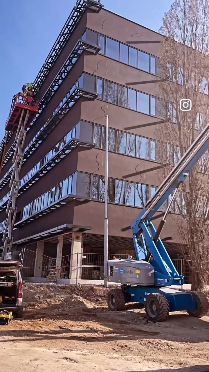 BiologyPark Brno — mytí oken po stavbě