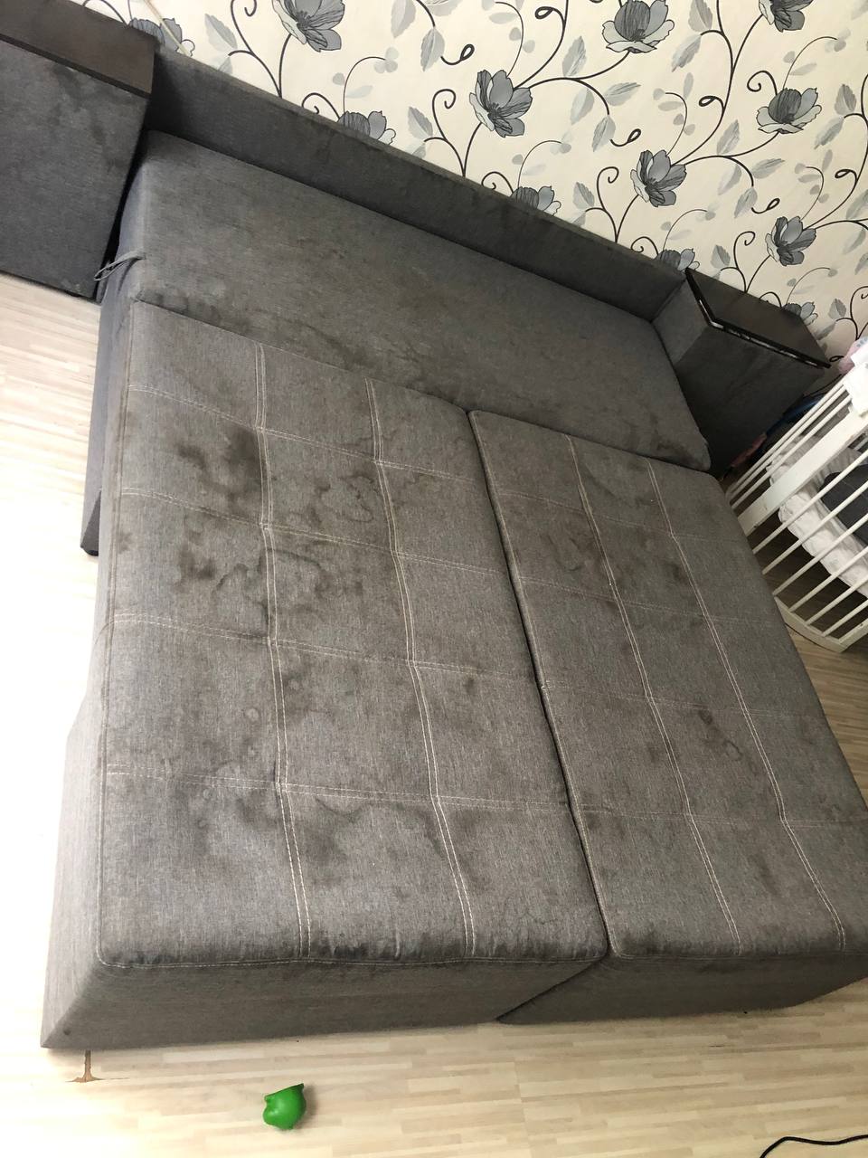 Sofa – Fleckenentfernung – vor der Polsterreinigung in Frankfurt