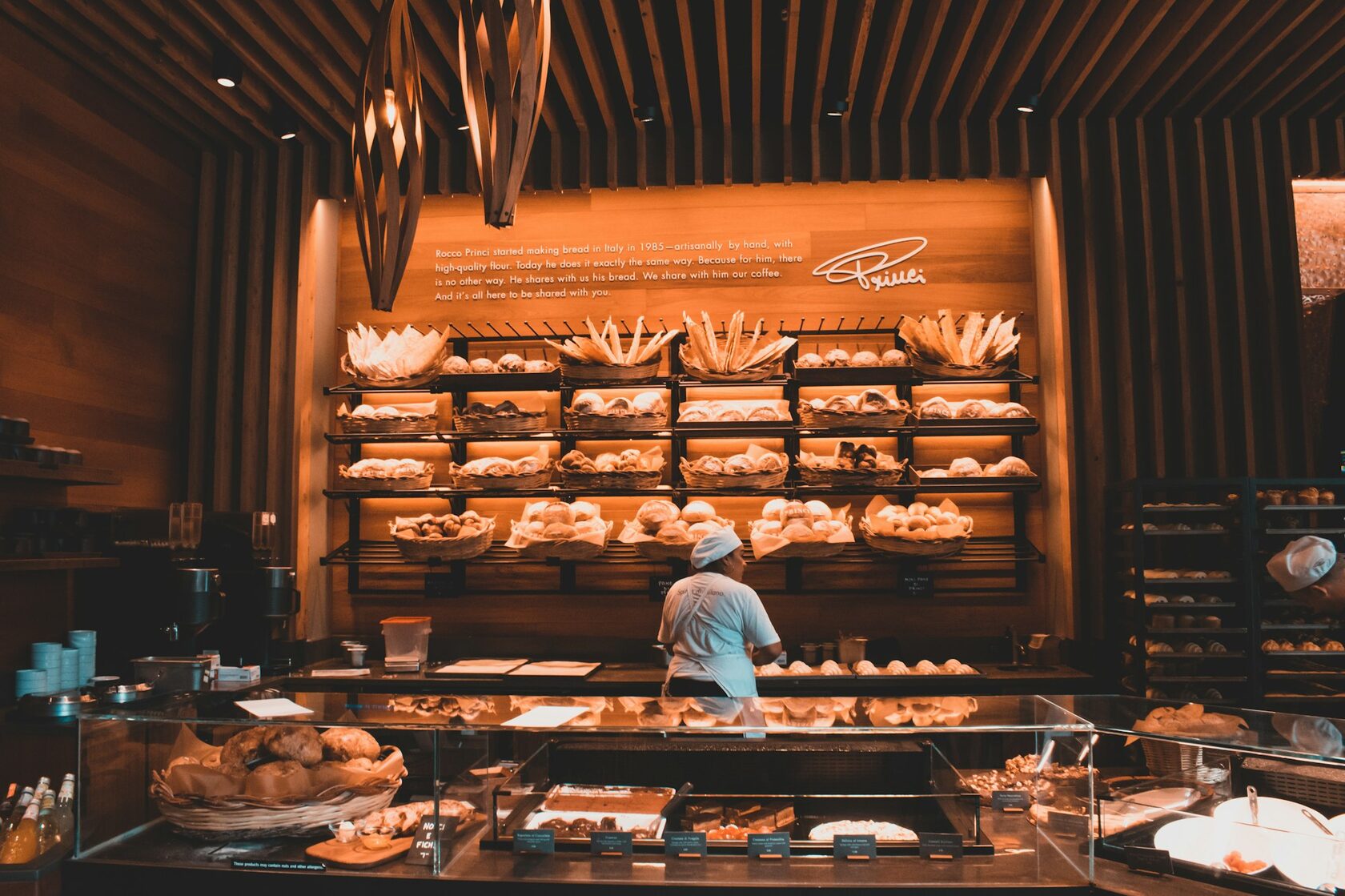 Estantes de madeira com pães artesanais