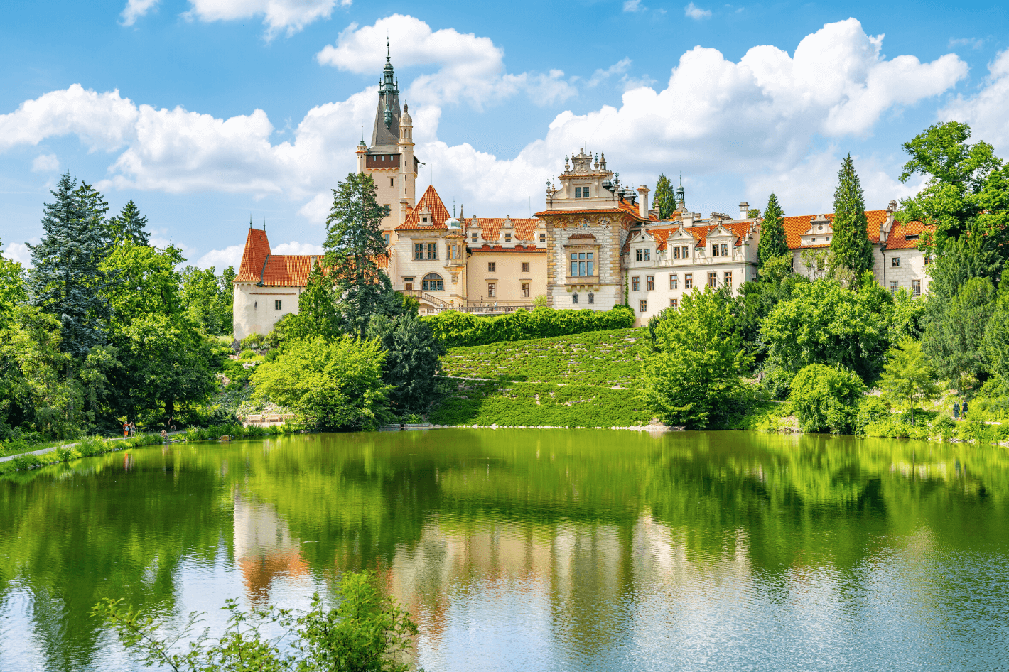 Считаете, что изучили всю Прагу вдоль и поперёк? Уверены, что мы Вас удивим, ведь в этой статье мы собрали лучшие небанальные места для прекрасного времяпрепровождения.