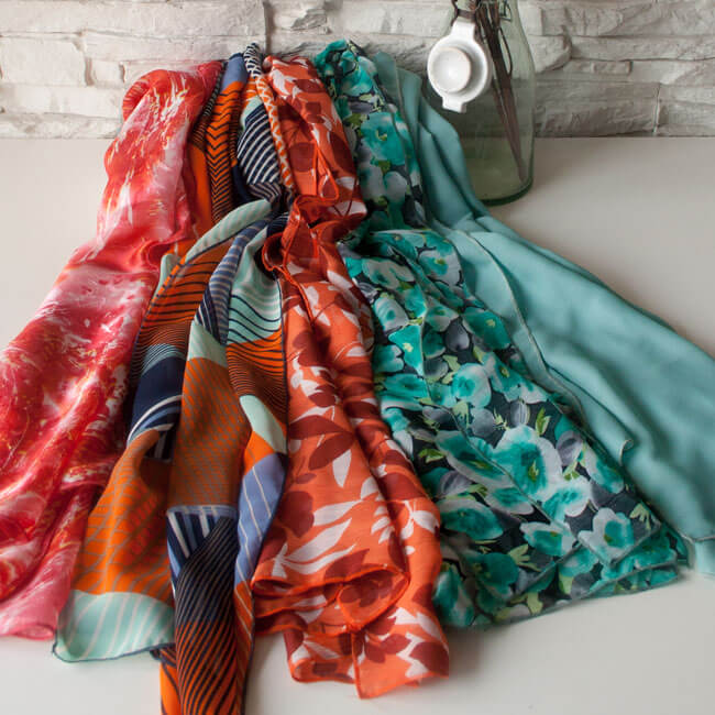 Луксозни дамски шалове в красива кутия с логото на онлайн магазин Efrea, подходящи за подаръци на жени.