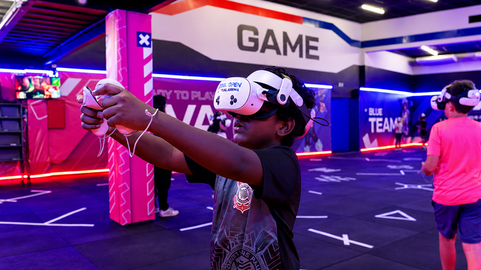 Imagem ilustrativa de um jovem jogando realidade virtual na Arena OVA