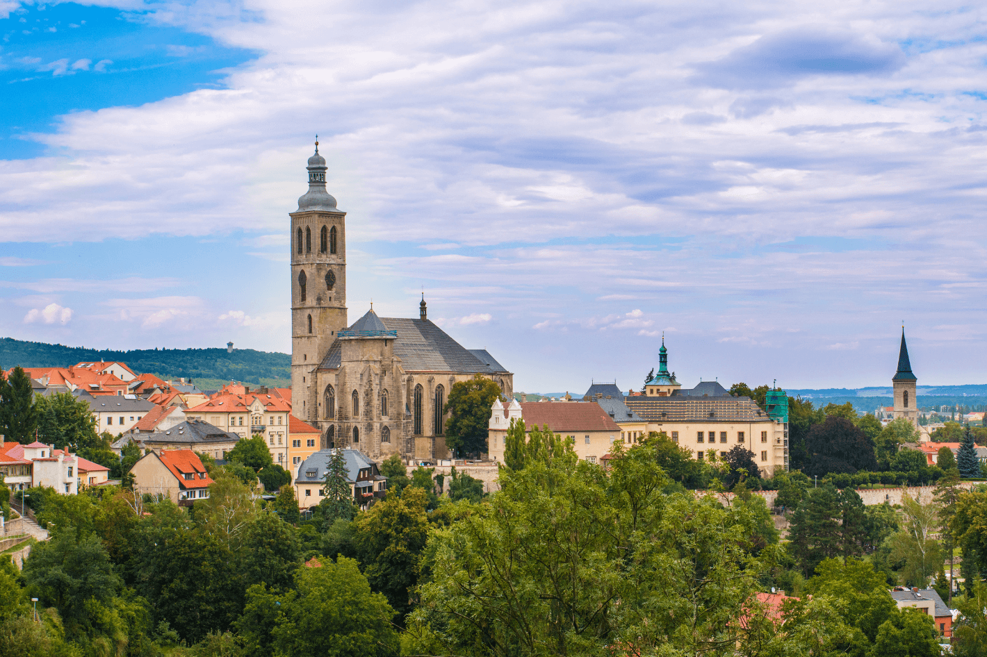 Город Кутна Гора – идеальный образец средневековой городской застройки, привлекающий внимание огромного числа туристов со всего мира. Здесь мы расскажем как добраться до этого города, и что там посмотреть