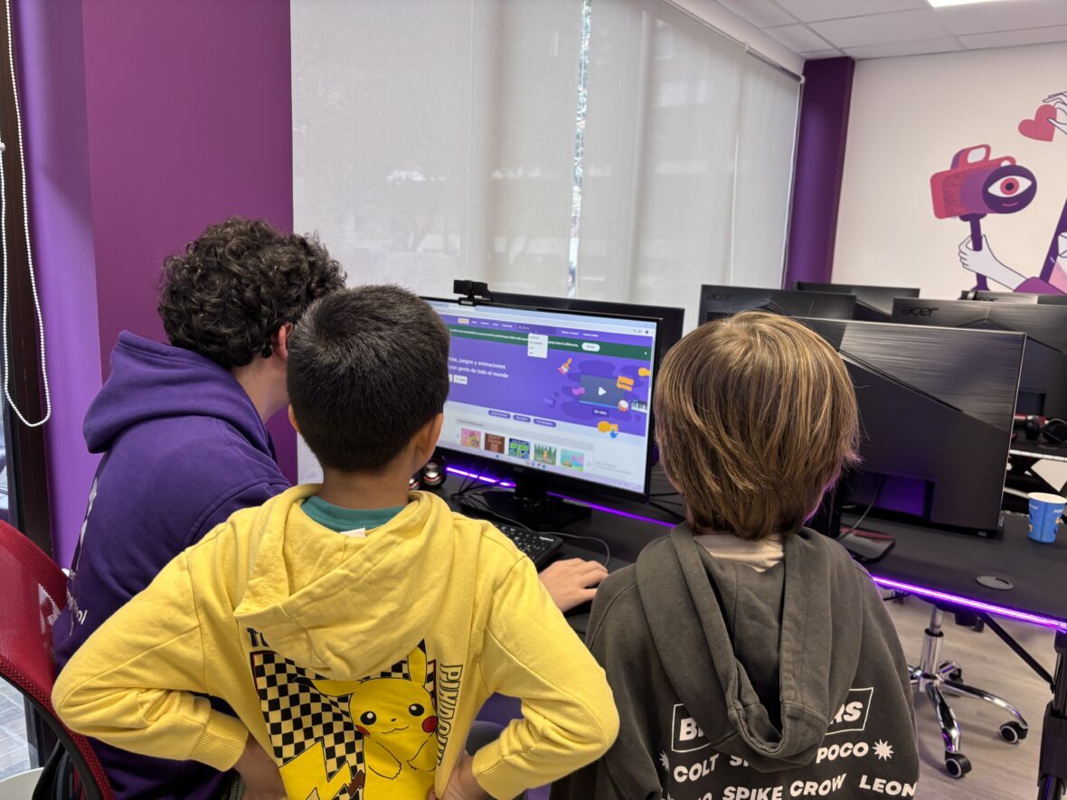 Clase de Algorithmics con alumnos trabajando en tecnología