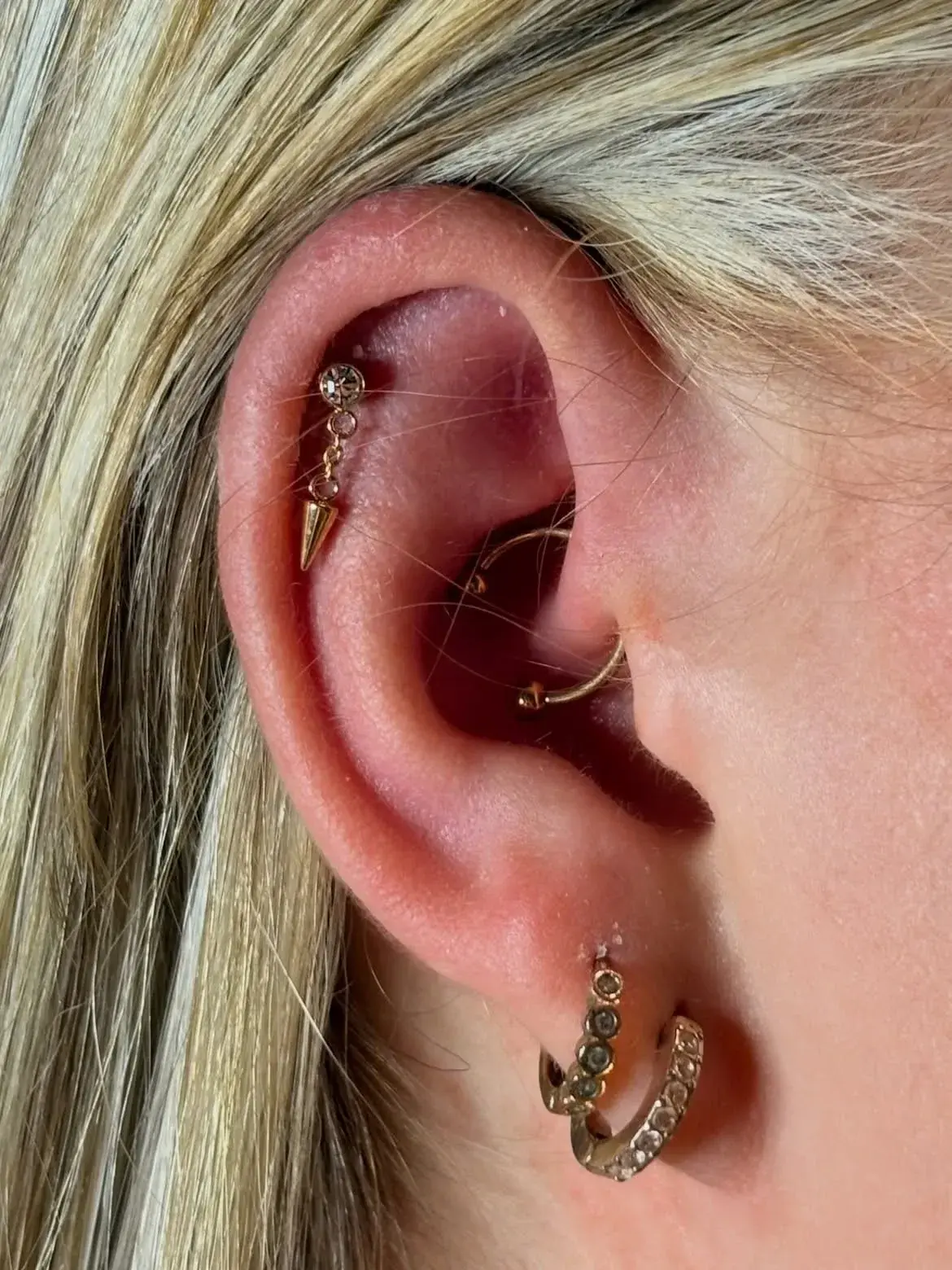 Piercing daith avec bijoux sur l'hélix, réalisé par Camille chez Ino-Ink en Essonne