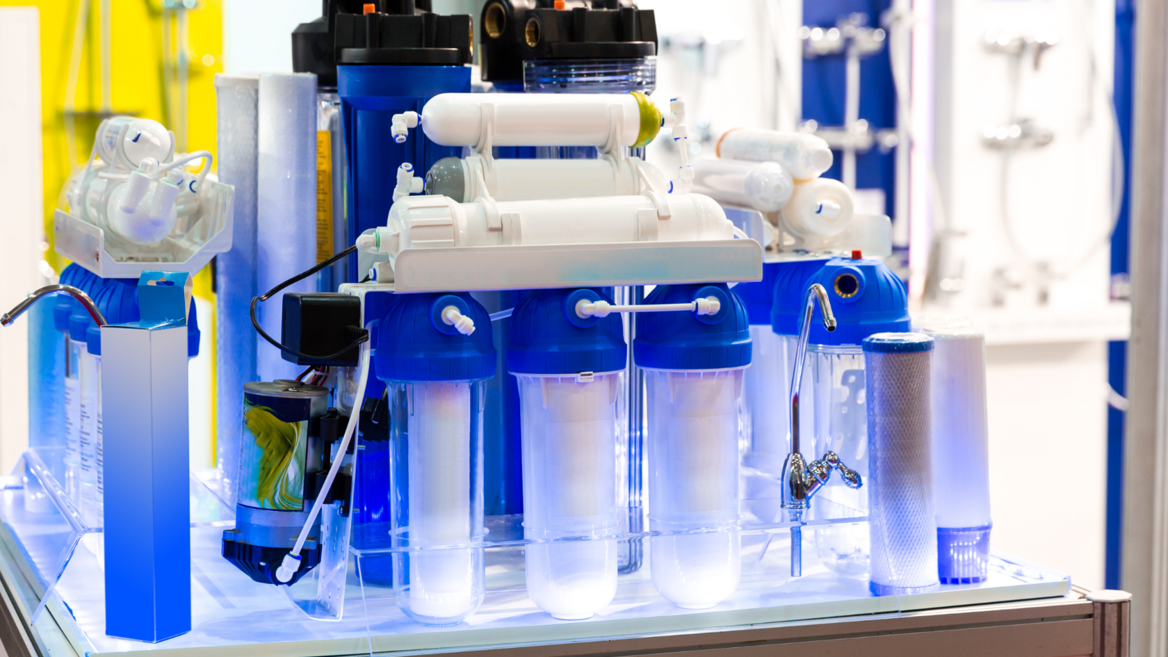 The image shows an advanced reverse osmosis water filtration system with multiple filter cartridges, designed for effective water purification and disinfection, ensuring safe and clean drinking water