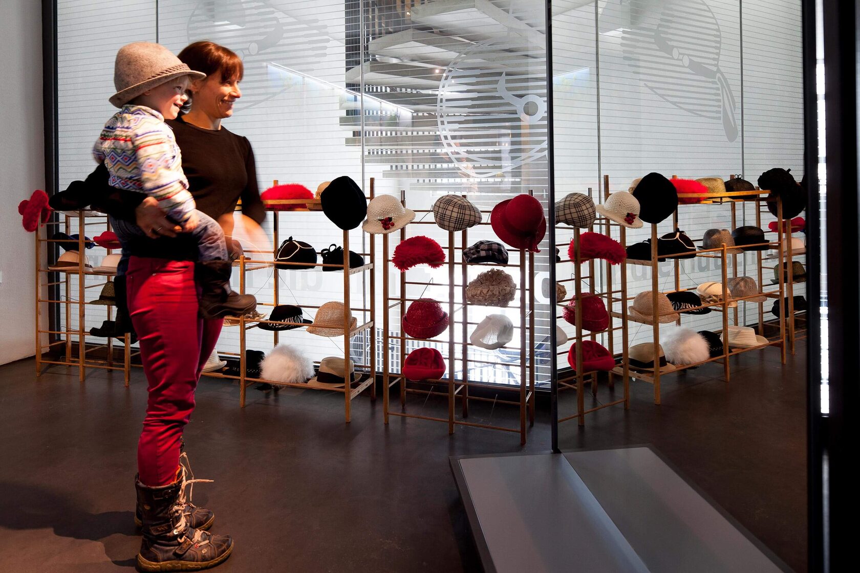Custom Display Cases Lindenberg – Precision with Projection