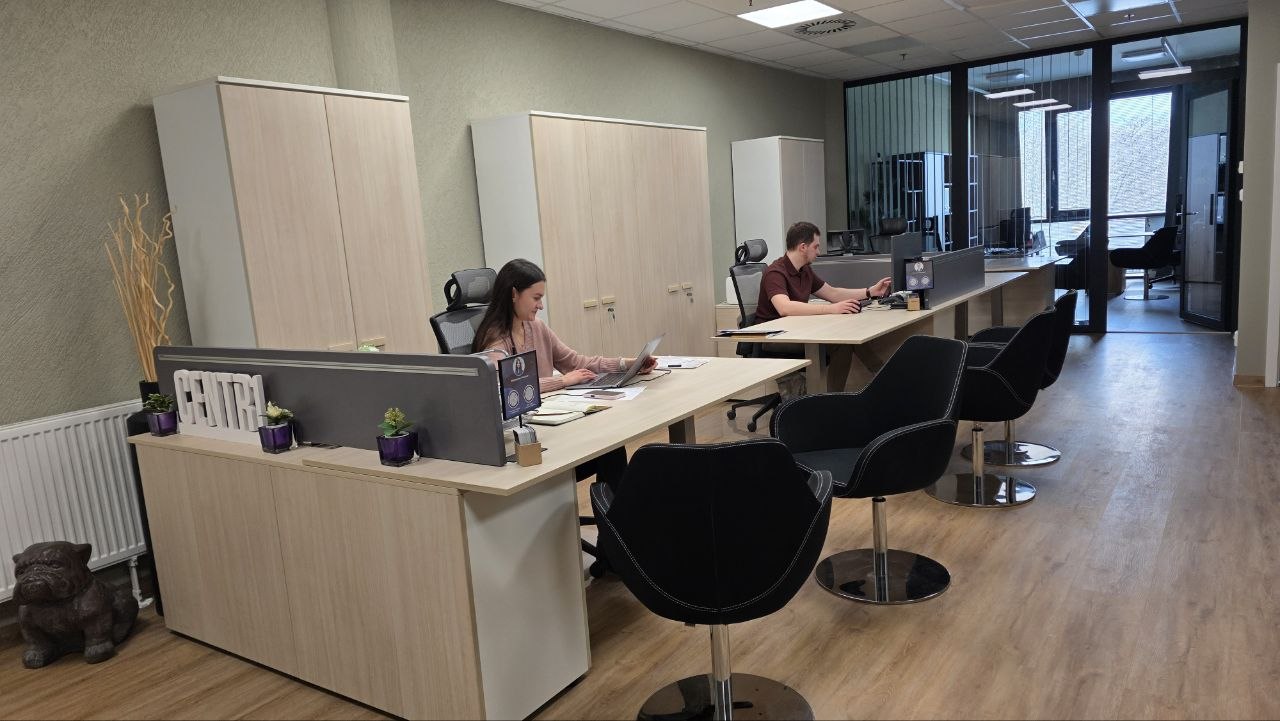 Співробітники CENTR1 працюють за столами в офісі в Брно