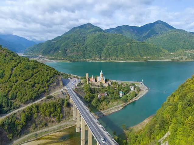 Крепость Ананури на Жинвальском водохранилище, живописная дорога Грузии