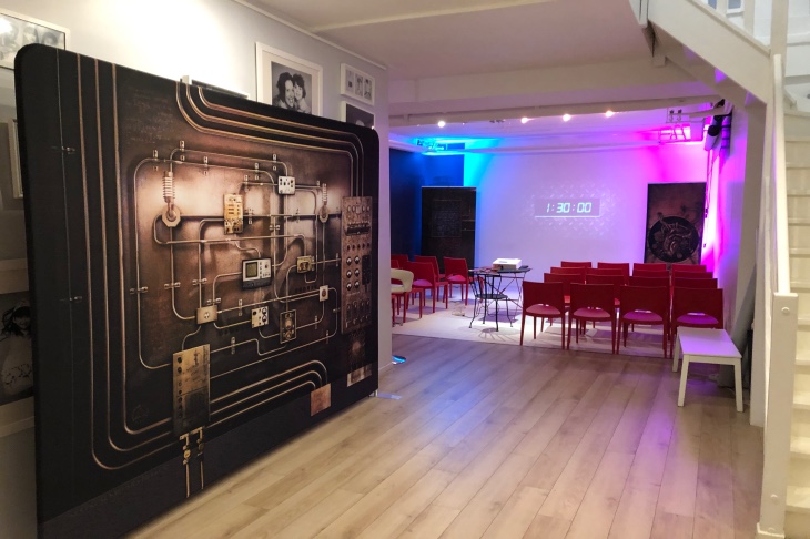 photo de notre activité escape game level up event basée en ile de France, juste avant le début de l'activité mis en place dans des locaux d'entreprises lors d'un team building