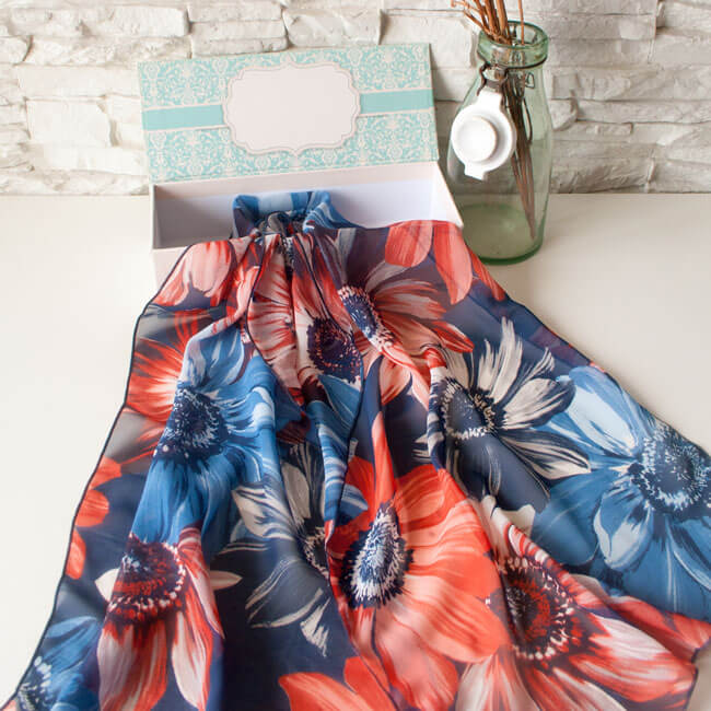 Дамски шал на пъстри цветя, част от подаръчен комплект.