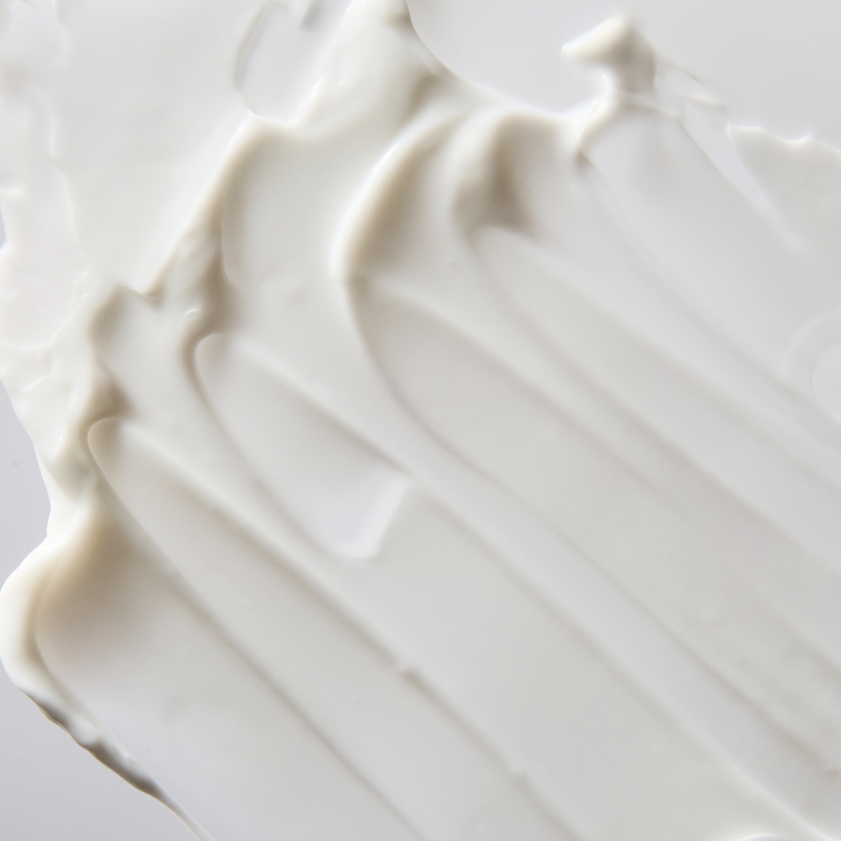 Nanošenje kreme za ruke na nježne, njegovane ruke