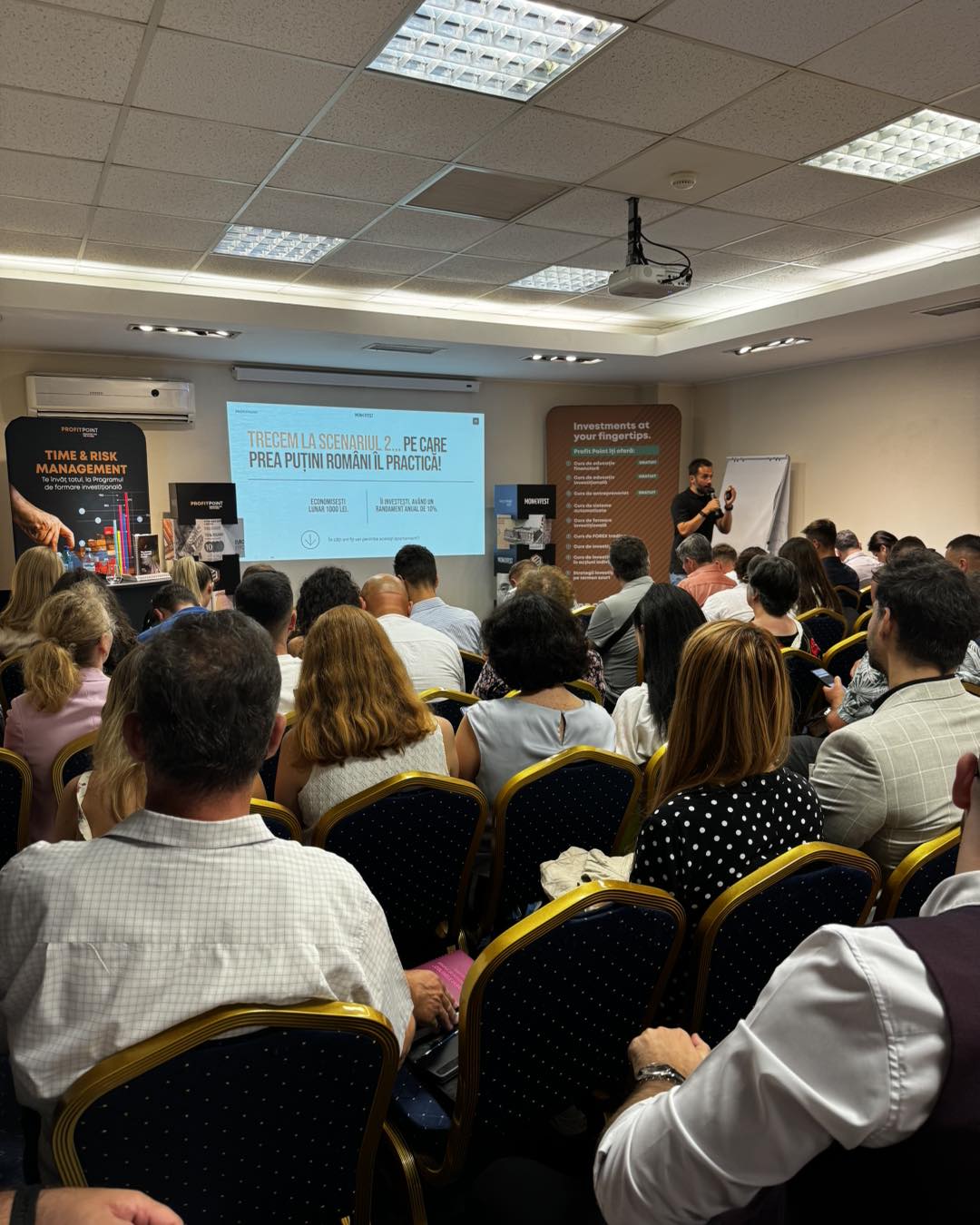Moment de eveniment MoneyFest cu public în sală