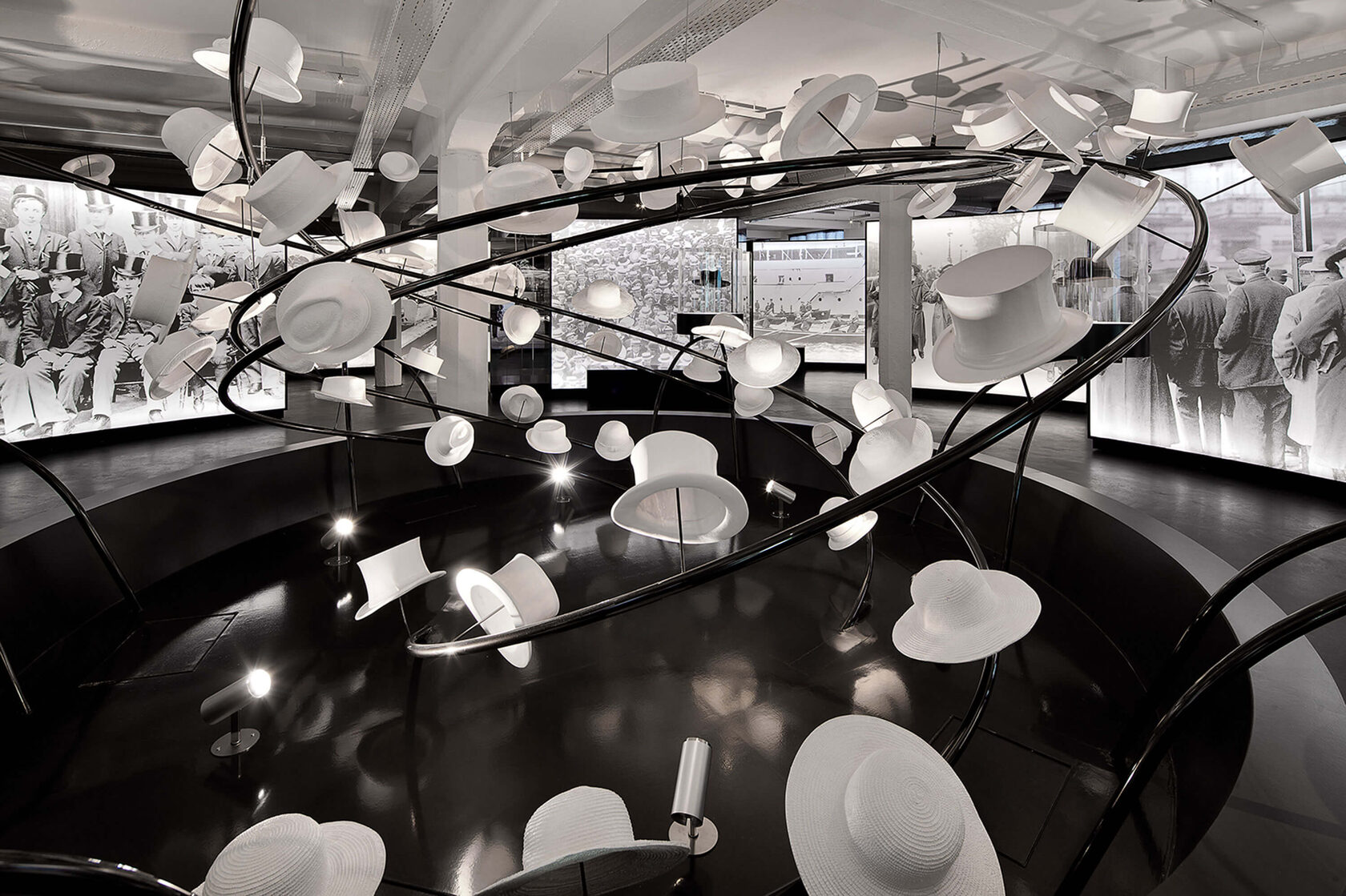 Custom Display Cases Lindenberg – Precision with Projection