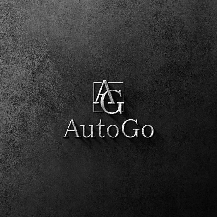 Сріблястий логотип AutoGo на темному бетоні