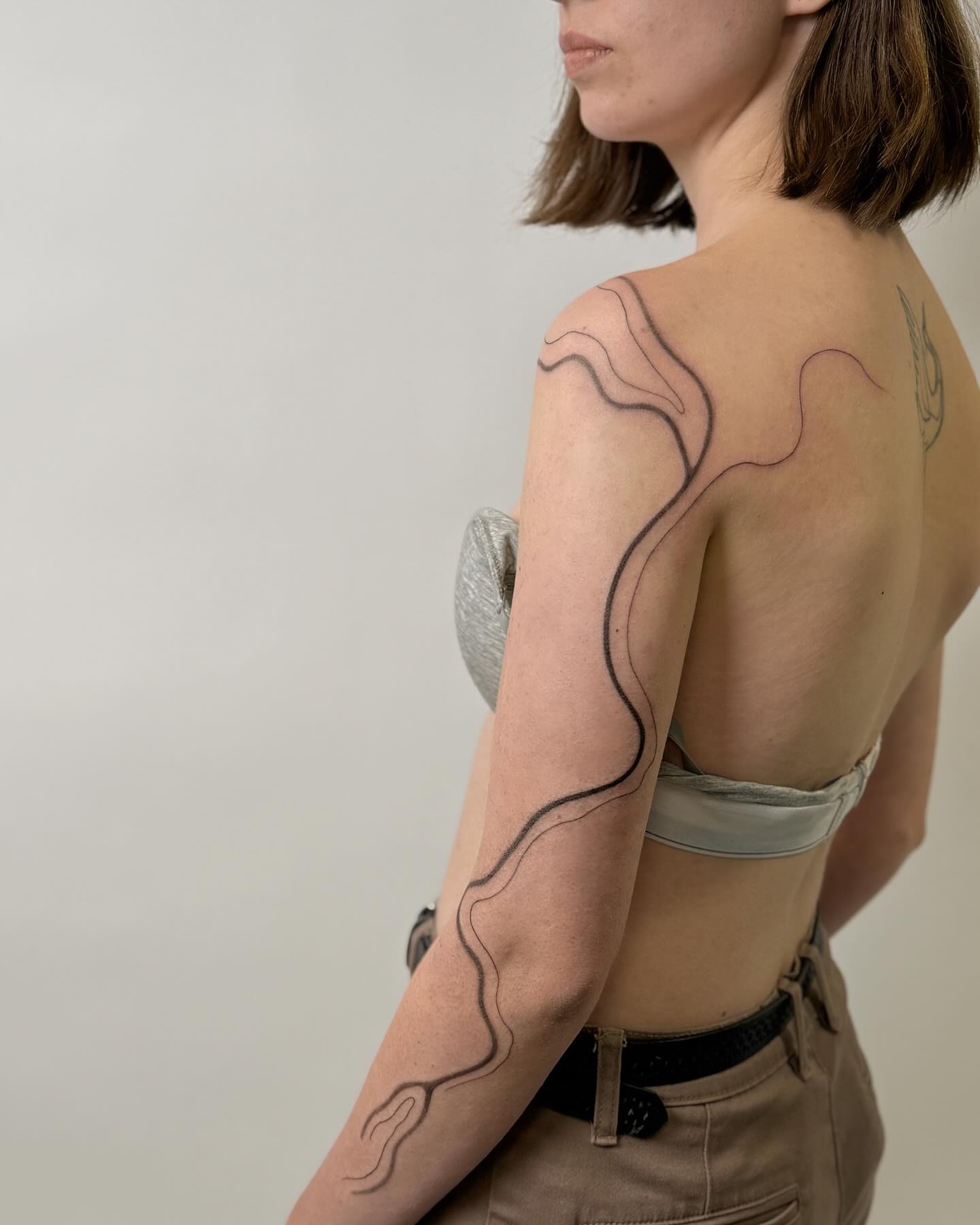 Organische Linien am Arm — Tattoo von Anna (@a_graphic_ink).