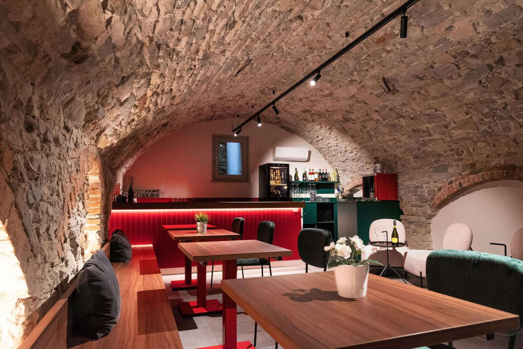 Un intimo ed elegante spazio polifunzionale per i vostri eventi affacciatoo sulla corte di un palazzo storico del 1500 in via san tomaso 20 nel cuore di Bergamo