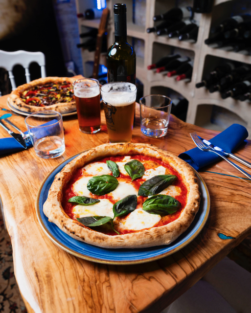 Cornicione della pizza cotta nel forno a legna