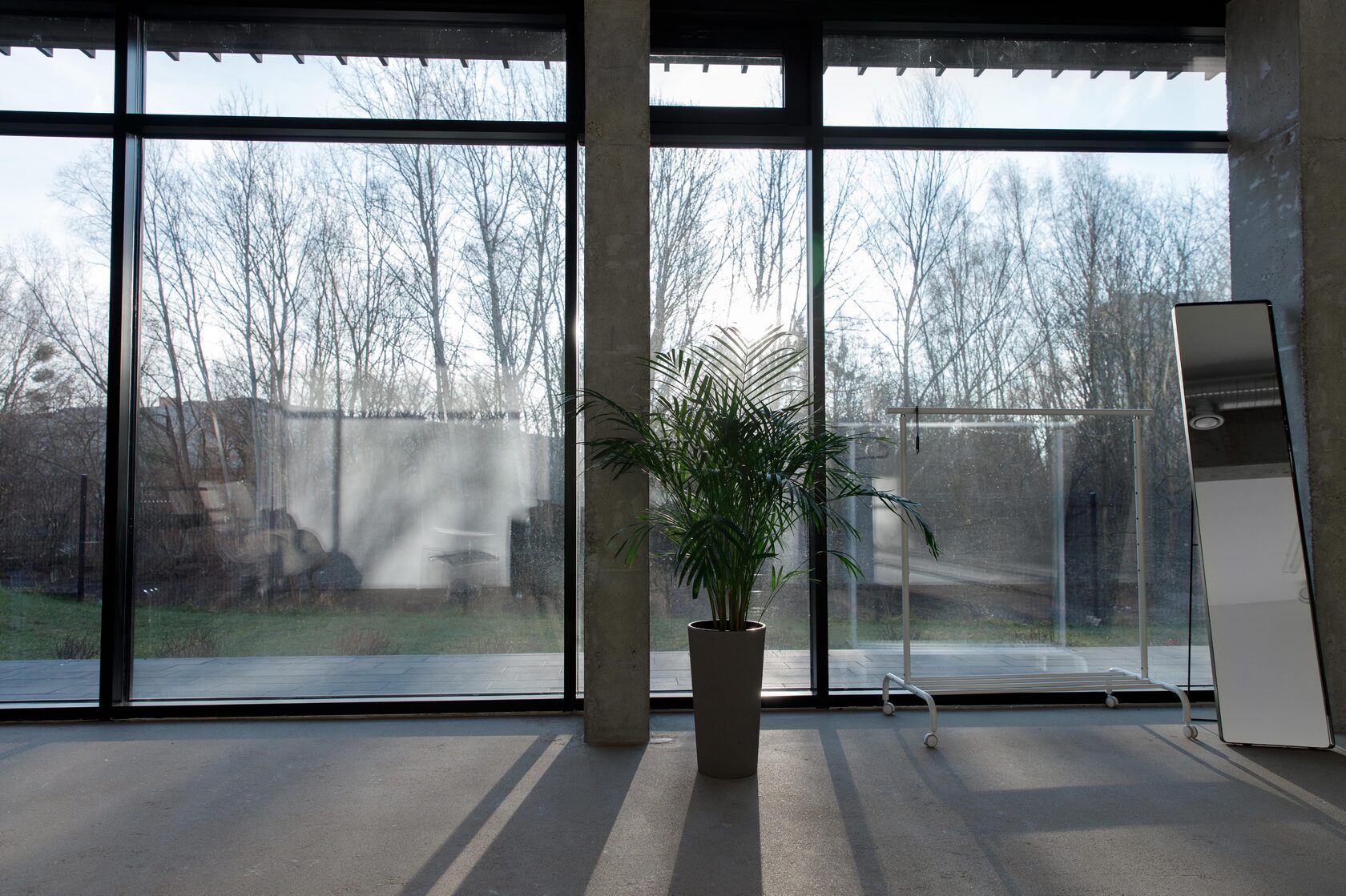 Studio KARIROOM — panoramiczne okna i światło dzienne w sali zdjęciowej