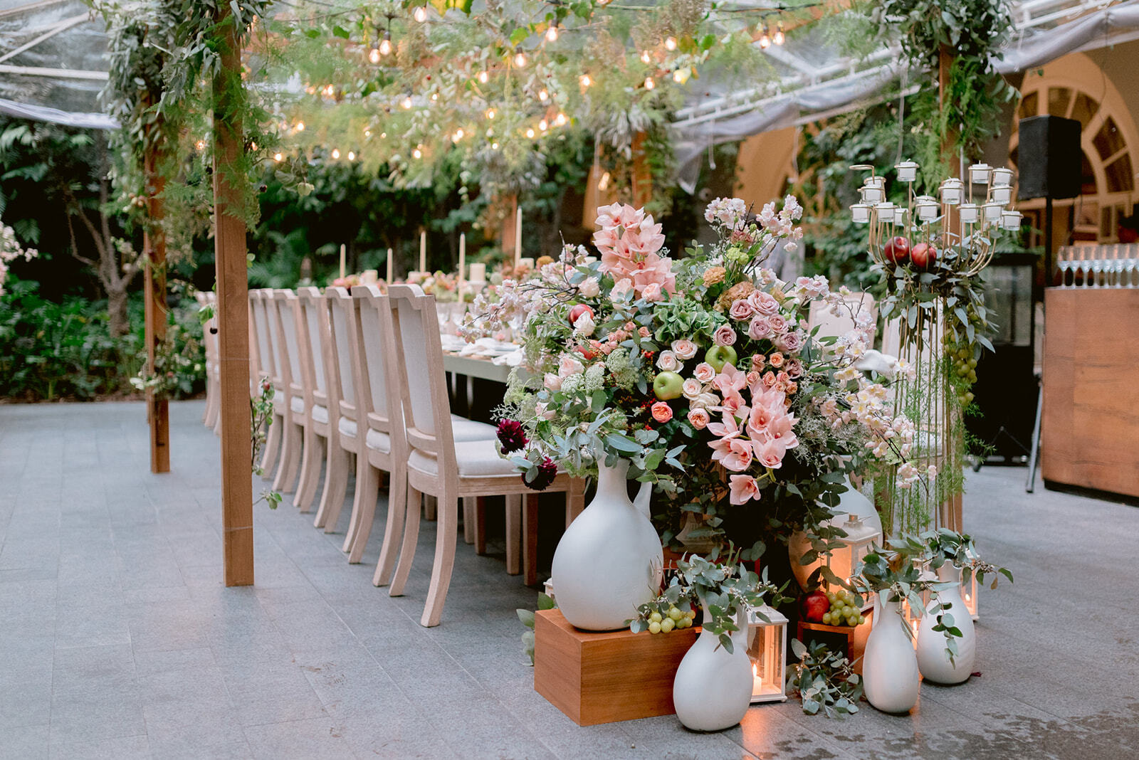Mesa elegante al aire libre y diseño floral para una boda íntima