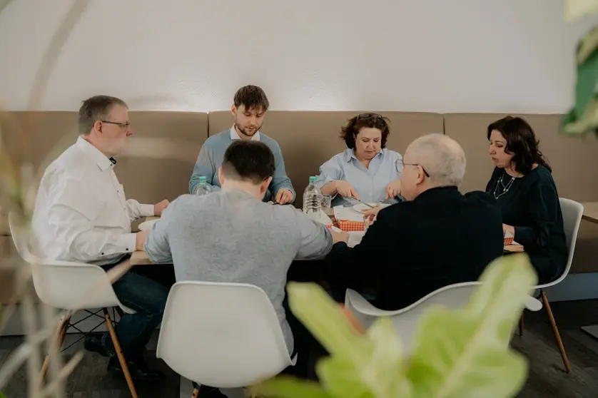 Team von AI Techno Center beim gemeinsamen Austausch