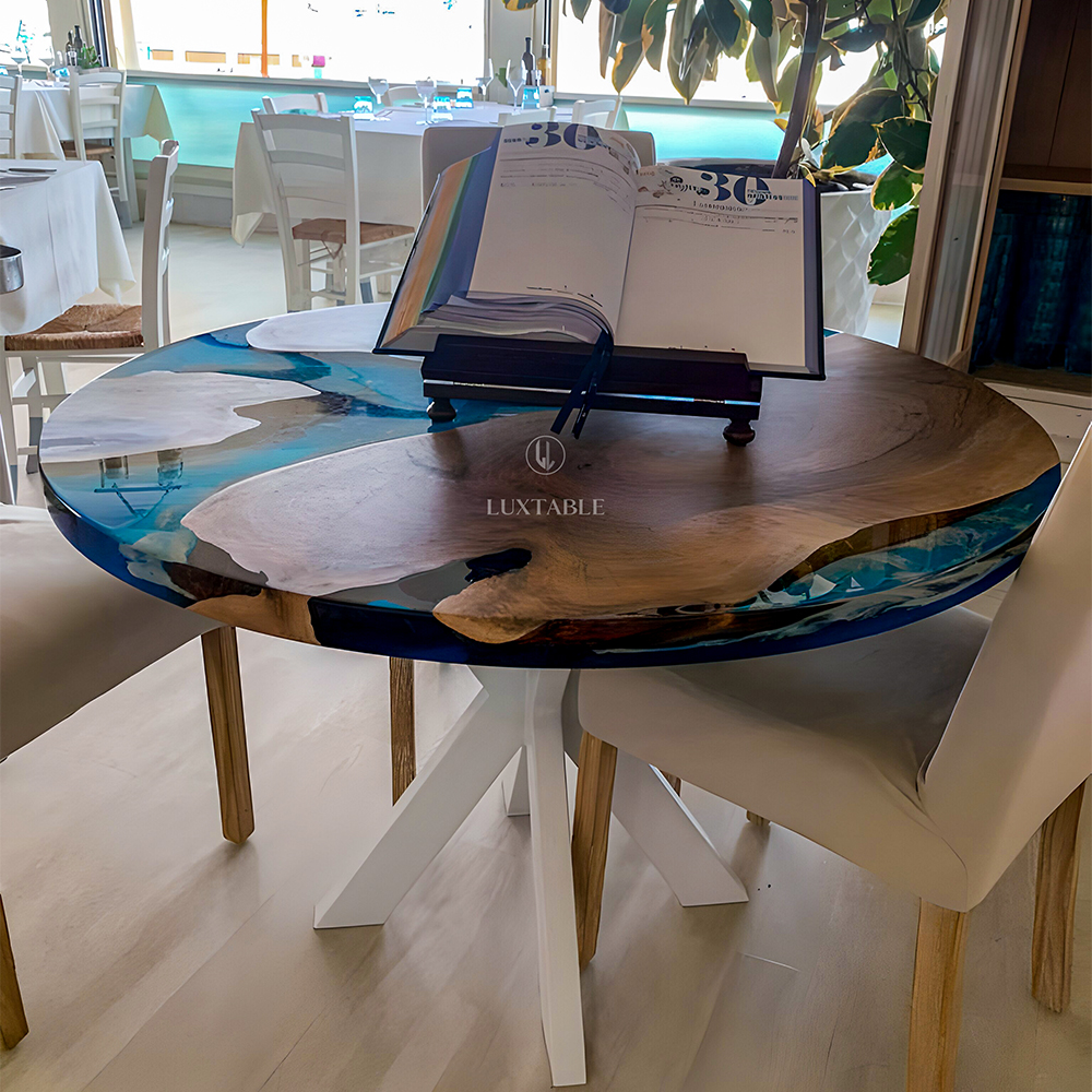 Tavolo Portofino accoglienza per un ristorante in radica del noce europeo e resina effetto mare 