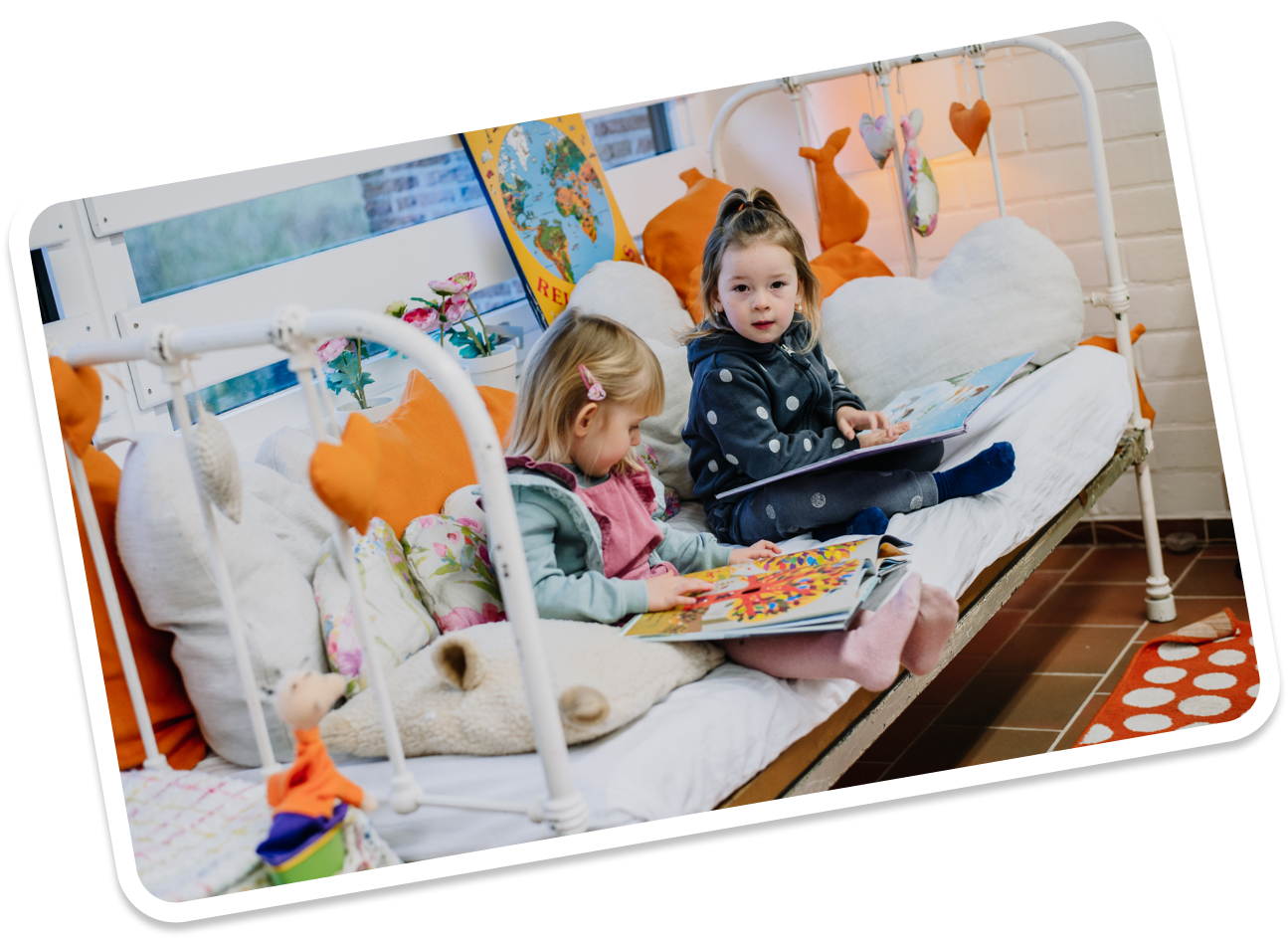 Kinderen op bed met een boek