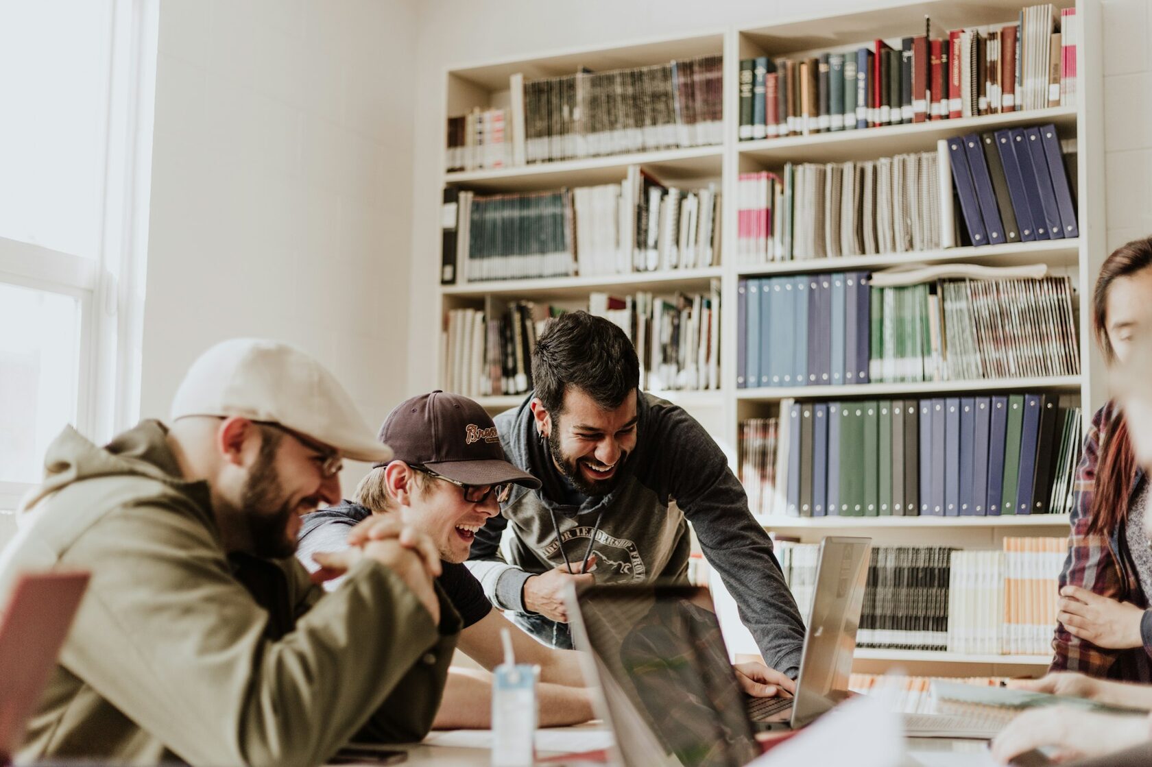 Estudiantes trabajando juntos resolviendo un reto