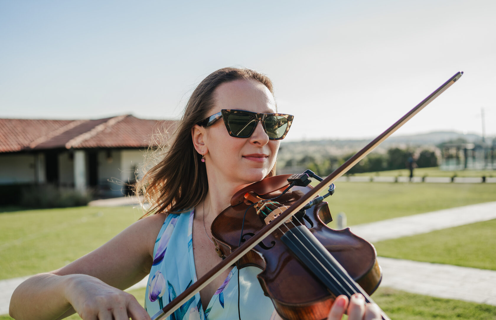 Polina performing live violin during a wedding cocktail hour and reception