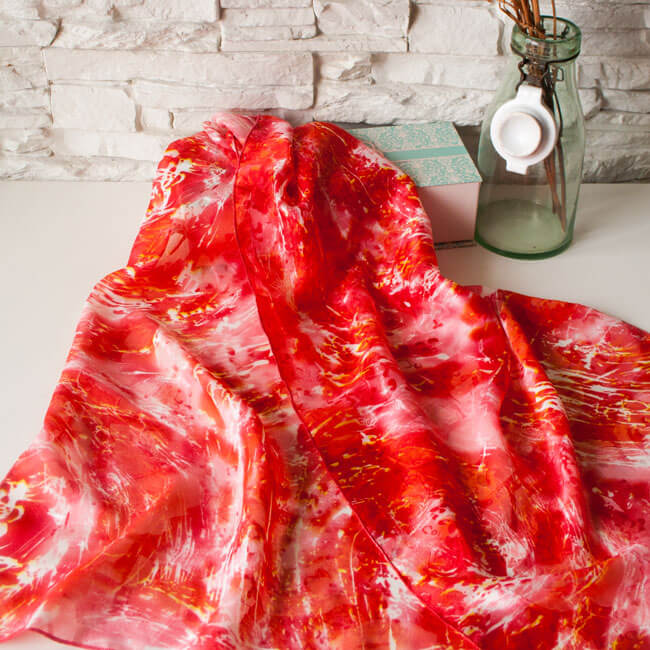 Ако търсите оригинални подаръци, вижте кутиите с дамски шалове. 